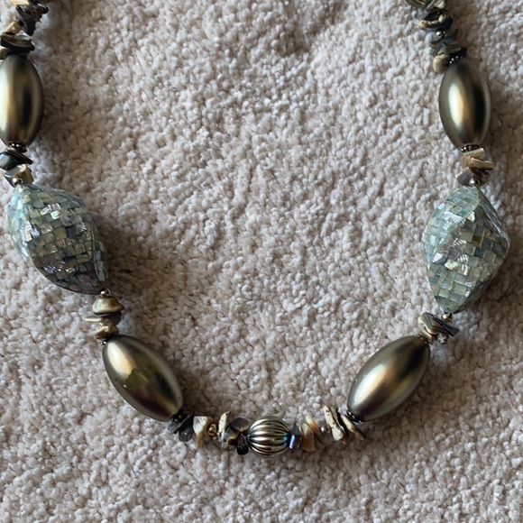 Vintage mixed lucite, bead, shell necklace - Picture 3 of 6